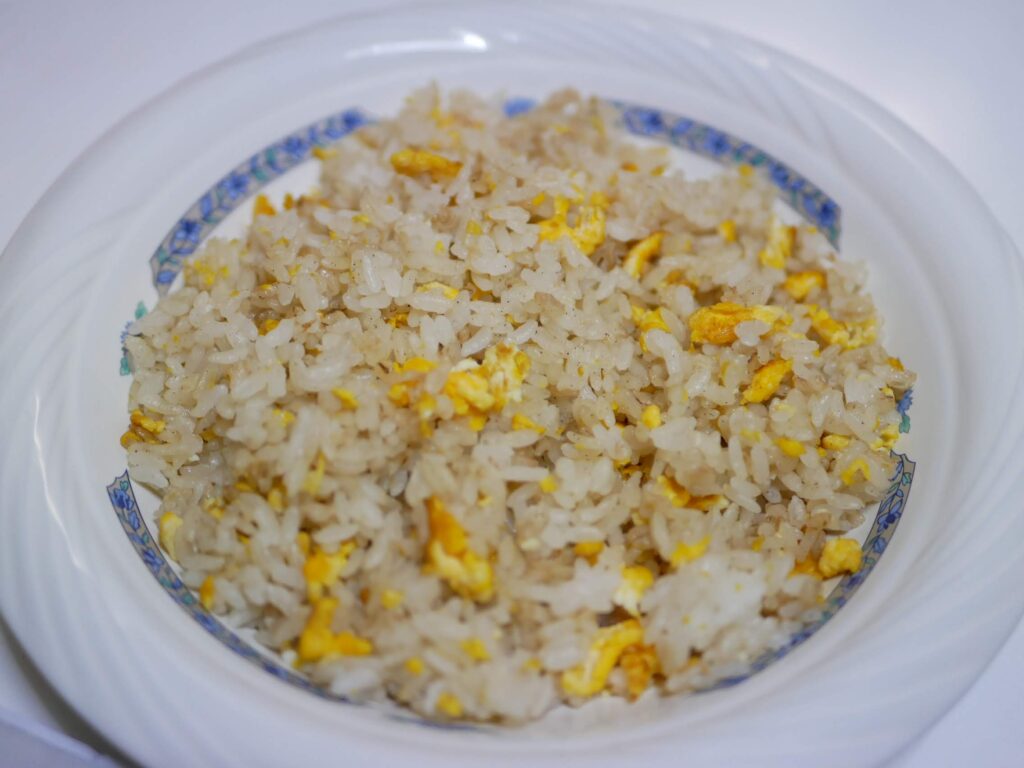 お米は、外側パリパリ、中もっちりのタマゴだけのシンプルチャーハン。大好評中!