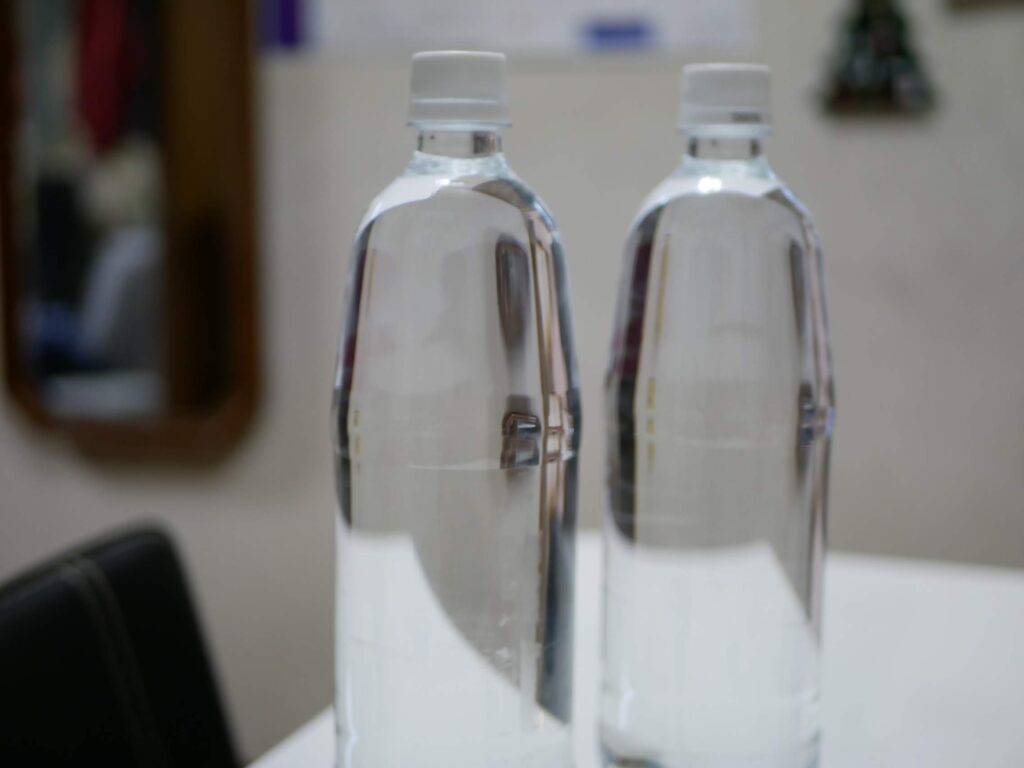 強炭酸水のペットボトル（１L）が使い易いです。