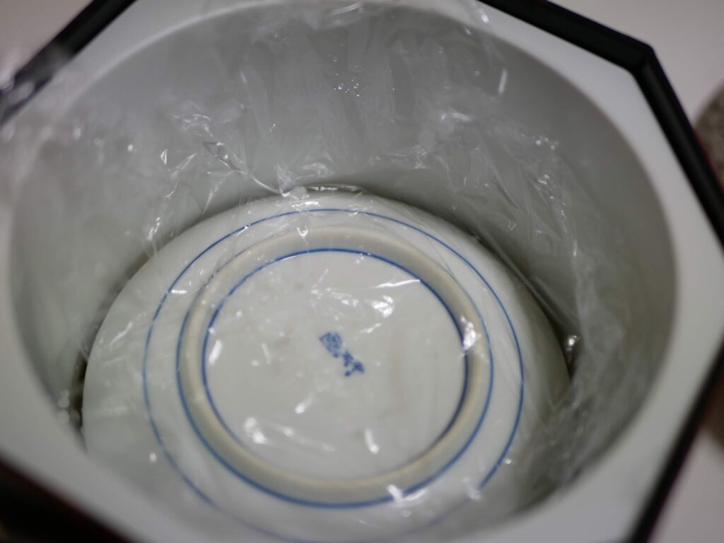お皿を乗せてラップでゴミが入らにようにする。