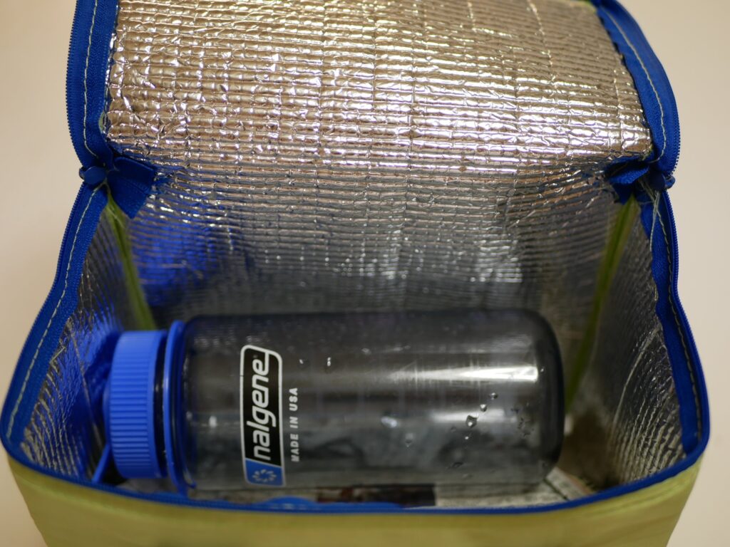 ナルゲンのボトルに梅酢を薄めて氷を入れて持ち運んでいます。塩分が適度にあり冷たくて熱中症防止に役立ちます