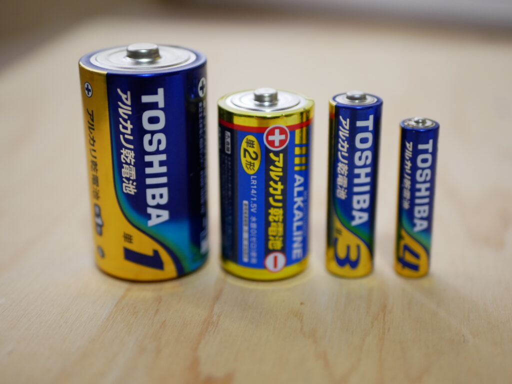 乾電池　左から　単１、単２、単３、単４
