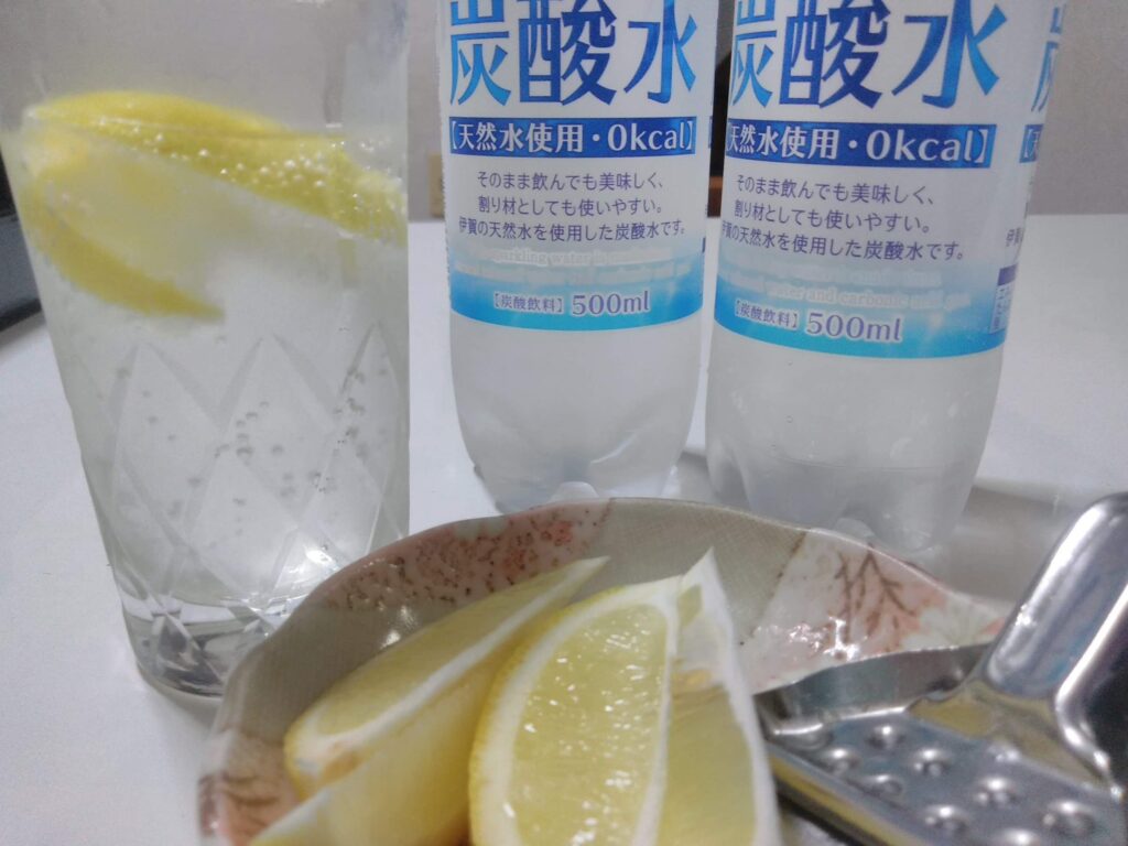 強炭酸水とレモン