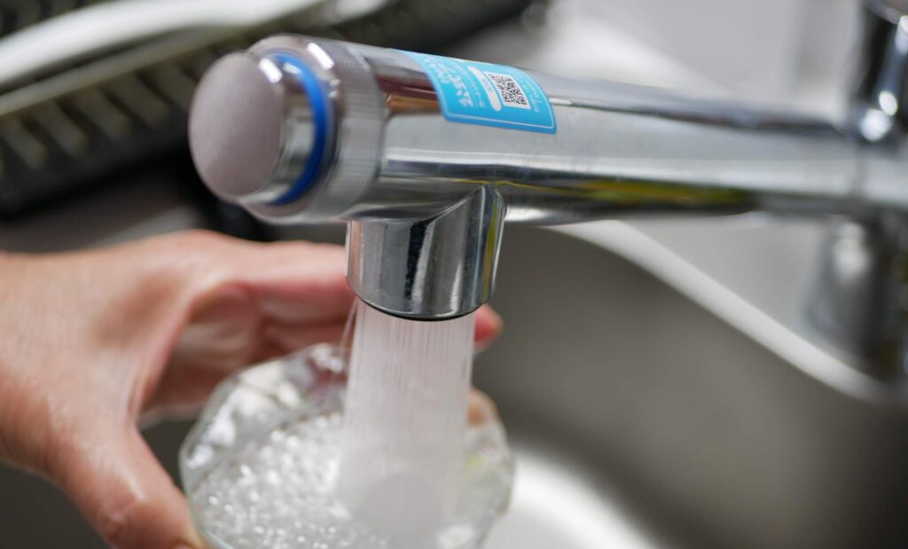 LIXIL(リクシル) の浄水器 パイプの中にフィルターが入っている